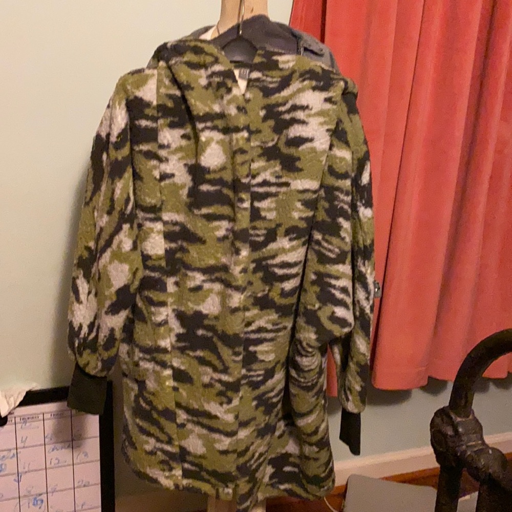 GILI Sherpa hoodie new never worn. Pet free and smoke free home cool Cami